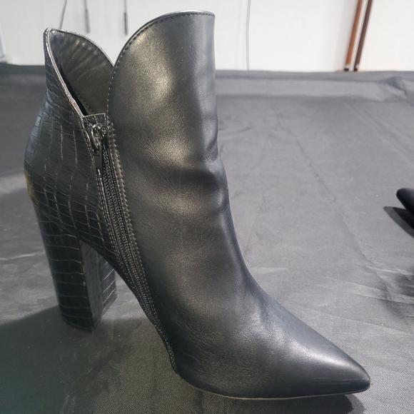 These are Qupid brand shoes. Size 8 - Picture 3 of 8